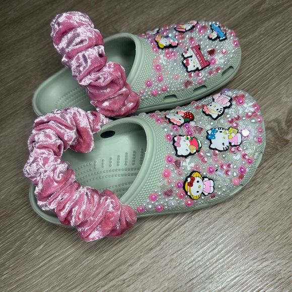 Hello Kitty Custom Crocs - Picture 4 of 6
